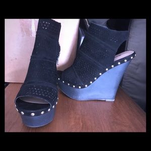 Size 10. Black wedges. 6”